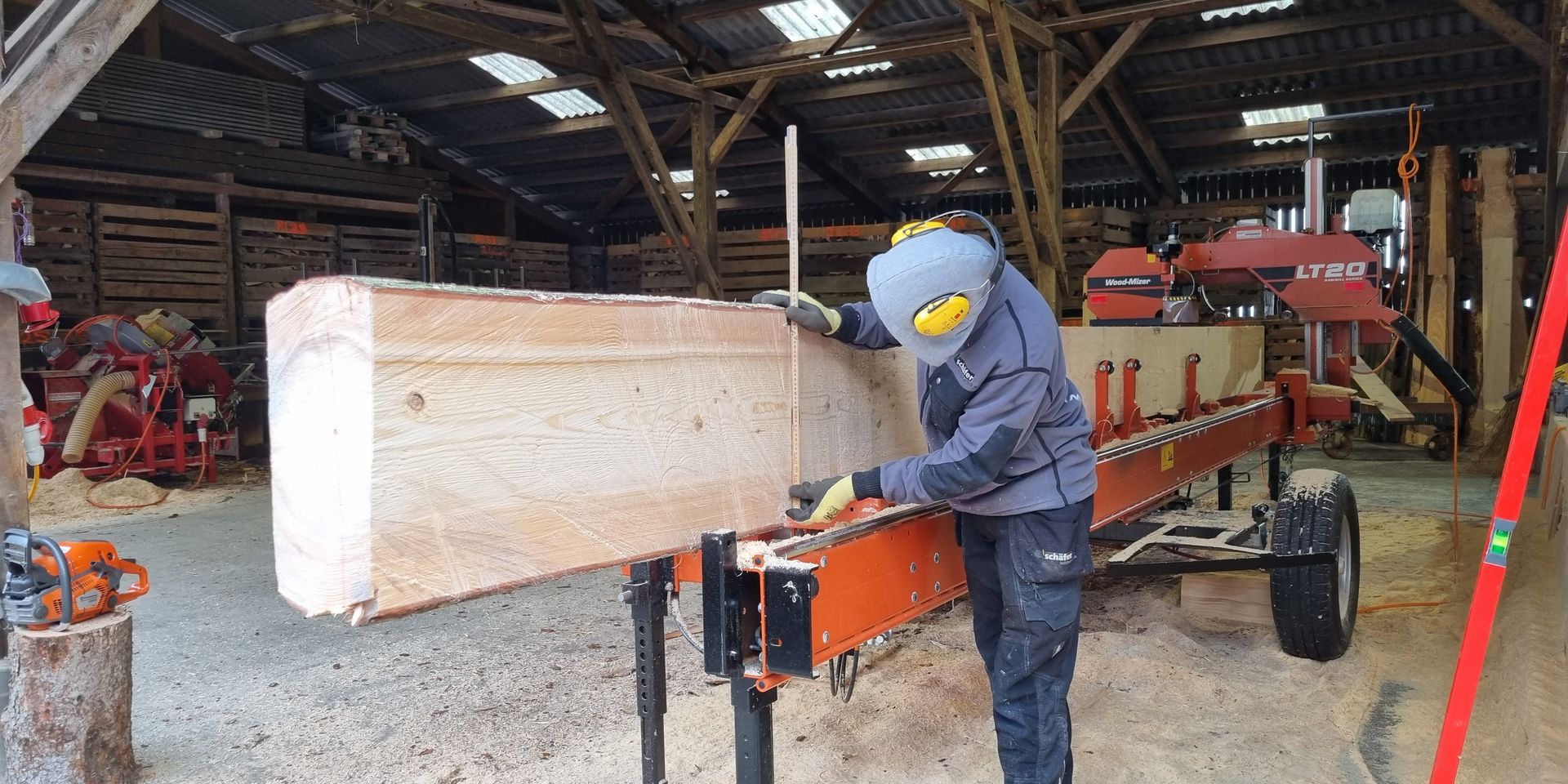 Mobile Säge in der Pirolhütte.