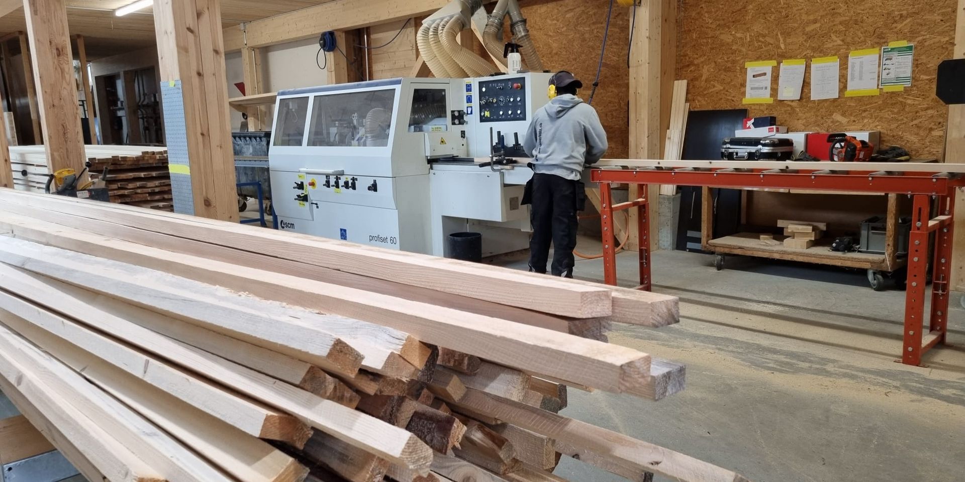 Weiterverarbeitung in Dottikon: Besäumen und Hobeln.