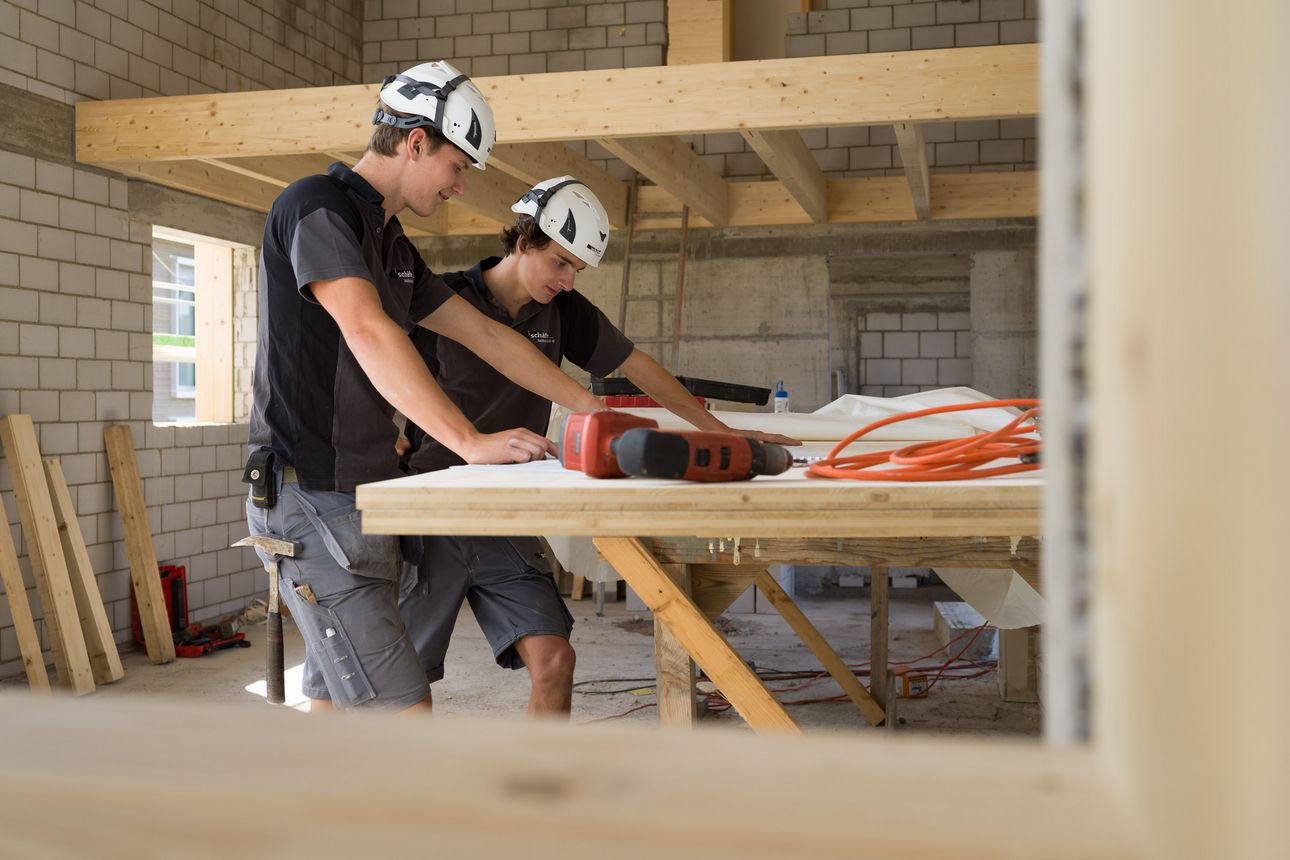 Zimmermänner bei der Arbeitsplanung für ein Umbauprojekt