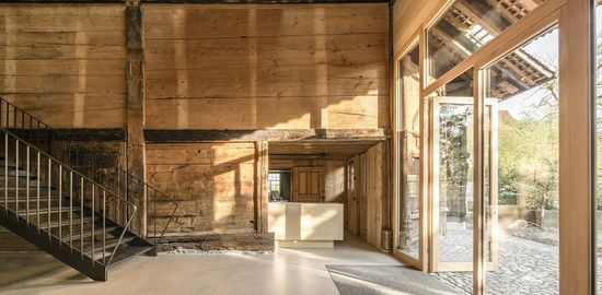Saniertes Künstlerhaus in Boswil. Holz in seiner schönsten Art und Weise.