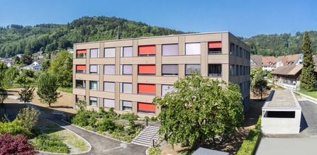 Im Brühl. Alterswohnungen in Spreitenbach mit viel Holz.